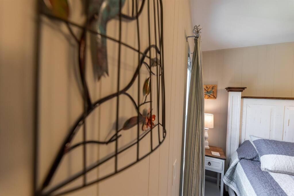 The Cardinal Nest A Cozy Cottage On Main St Saint Charles Exterior photo
