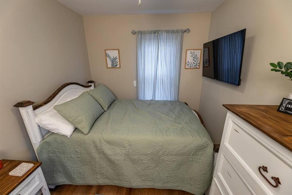 The Cardinal Nest A Cozy Cottage On Main St Saint Charles Exterior photo